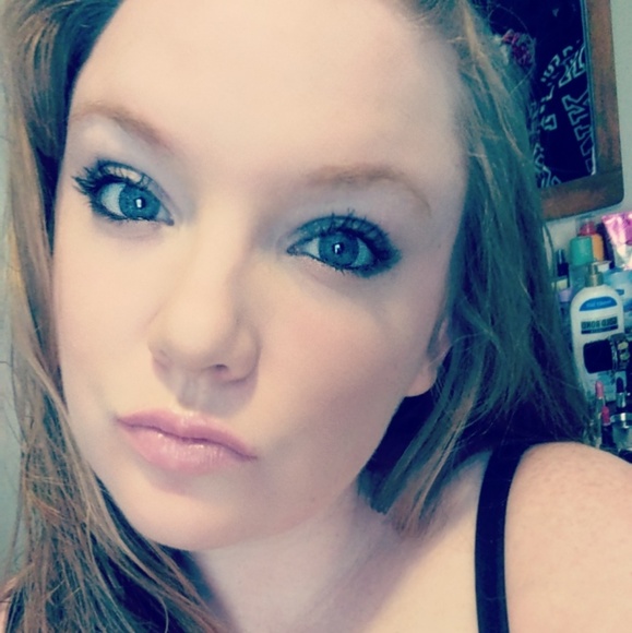 Meet your Posher, Amanda - Picture 2 of 3